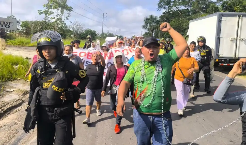Padres de familia bloquean carretera en Loreto exigiendo reconstrucción de colegio por riesgo para estudiantes Padres de familia bloquean carretera en Loreto exigiendo reconstrucción de colegio por riesgo para estudiantes