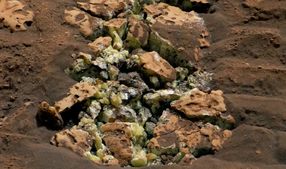 Un accidente del rover Curiosity reveló cristales amarillos dentro de una roca. Foto: NASA/JPL-Caltech