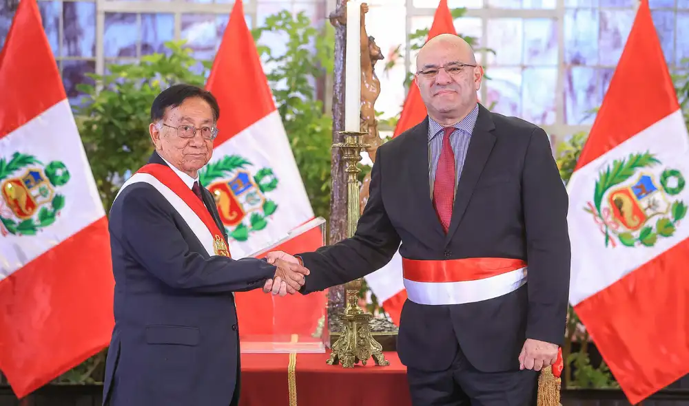 Carlos Díaz Dañino jura como nuevo ministro de Defensa en reemplazo de Luis Arroyo