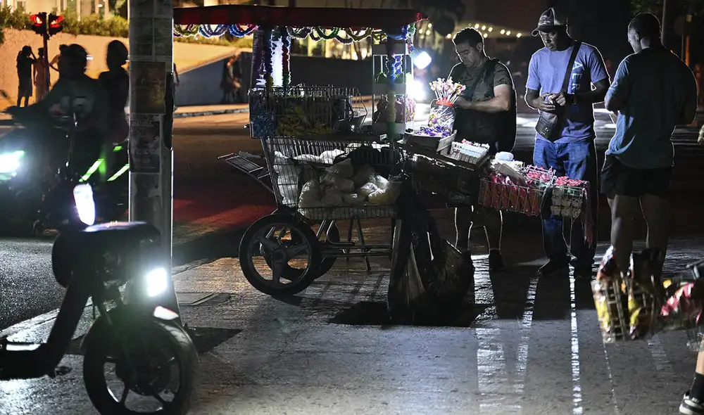 Estados Unidos aumenta la presión sobre Cuba en medio de apagones y crisis económica. Negociaciones discretas apuntan a cambios políticos, pero la situación sigue grave.