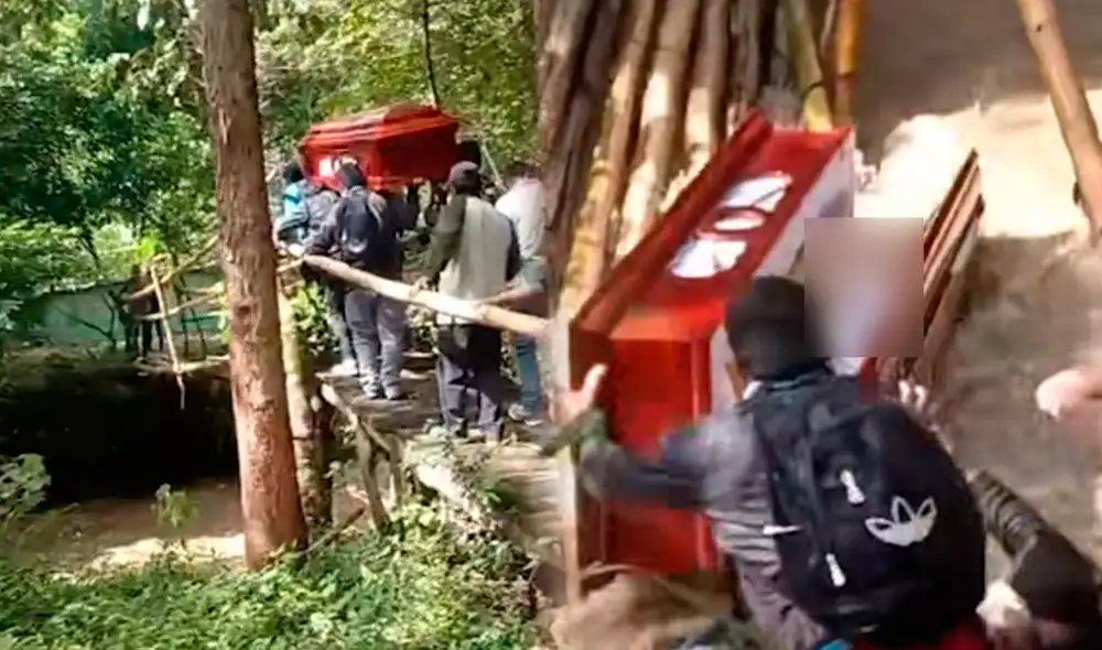 Los familiares y acompañantes cayeron al agua ante el desplome del puente a causa del incremento del río.