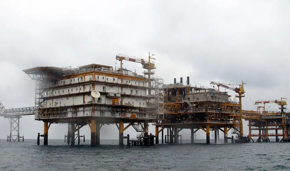 El ataque, que impactó una infraestructura vital para el suministro de gas, desata tensiones en la región, con Irán advirtiendo sobre “consecuencias incontrolables” y amenazando con represalias. Foto: o: AFP