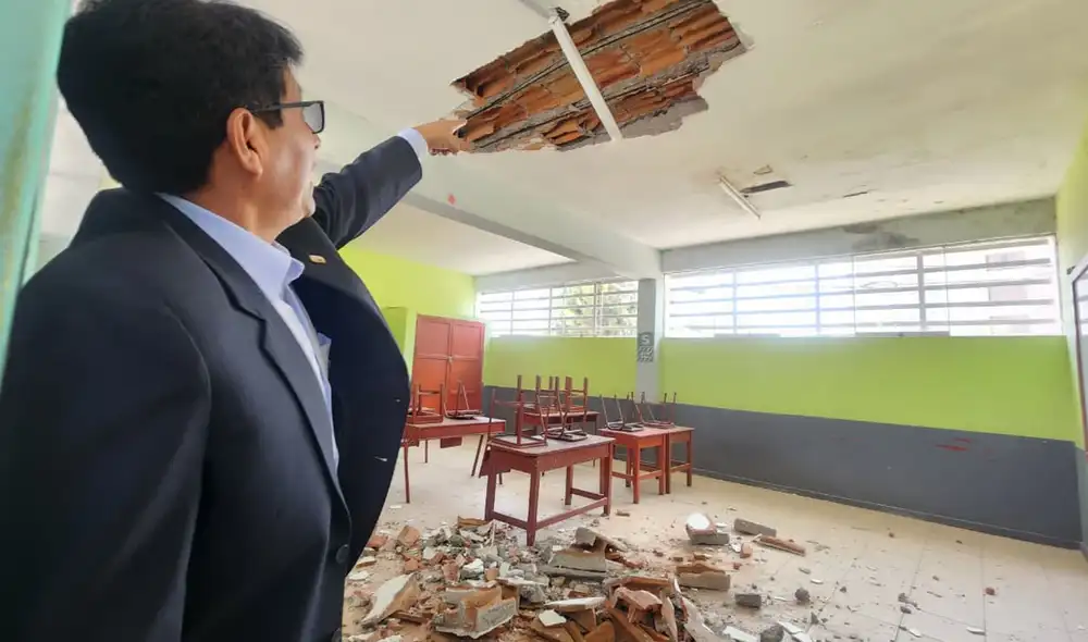Desplome de parte del techo en colegio José Olaya ocurrió cuatro días antes del retorno a clases. Foto: Wilder Pari - La República.
