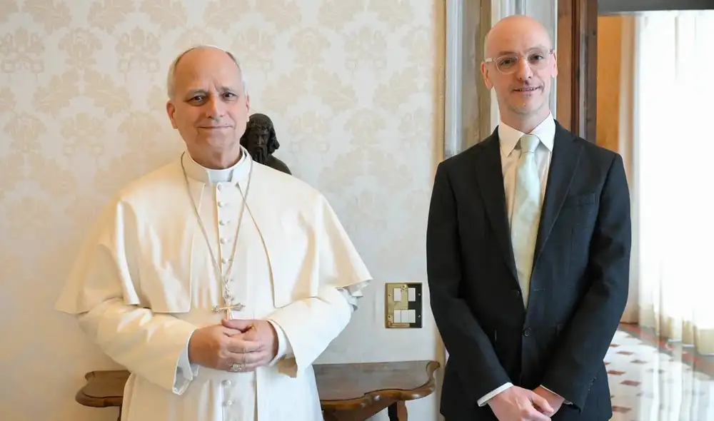 Lunes 16 de marzo de 2026, el papa León XIV con el reportero Gareth Gore, a quien le preguntó sobre su investigación al Opus Dei. Foto: La República