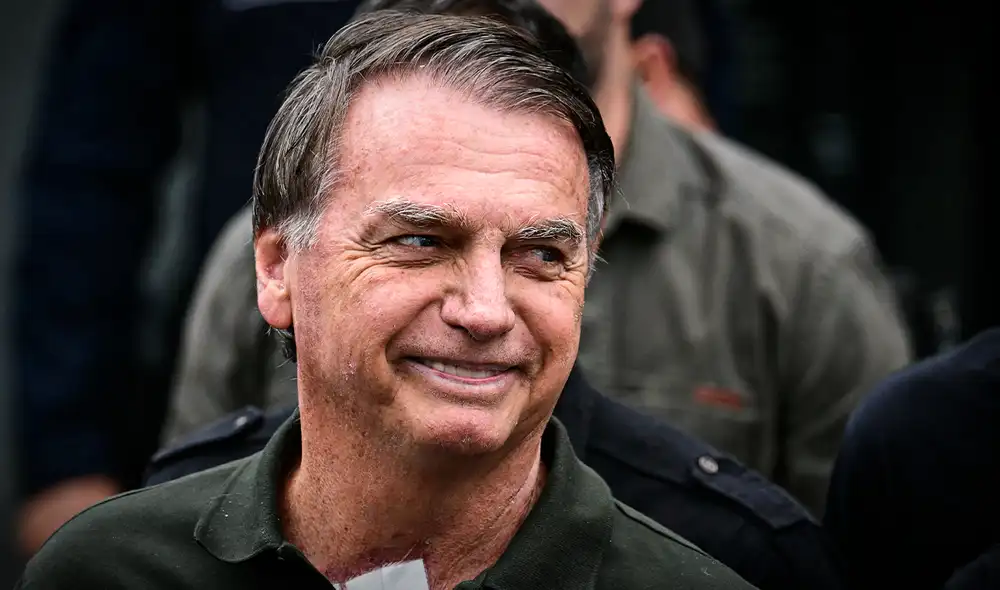 El exmandatario brasileño Jair Bolsonaro salió de UCI, pero continúa hospitalizado.