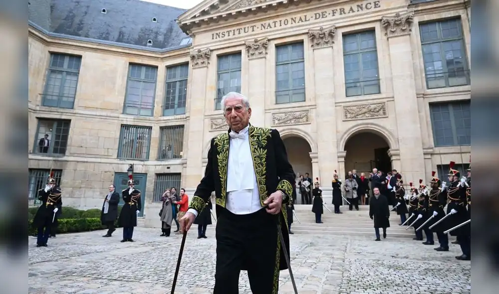 Mario Vargas Llosa en la Academia Francesa. Foto: Difusión.