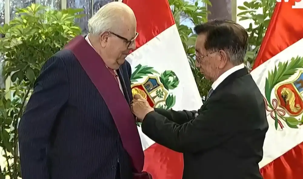 Julio Velarde es condecorado por el presidente de la República