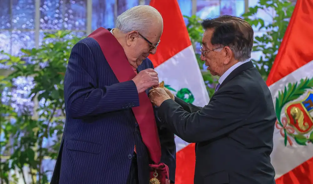 Julio Velarde es condecorado por el presidente de la República con la Orden El Sol del Perú