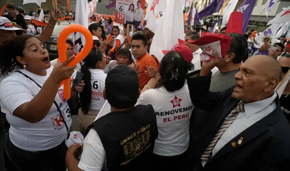 Simpatizantes se pelearon a las afueras del LCC. Créditos: John Reyes / URPI -LR