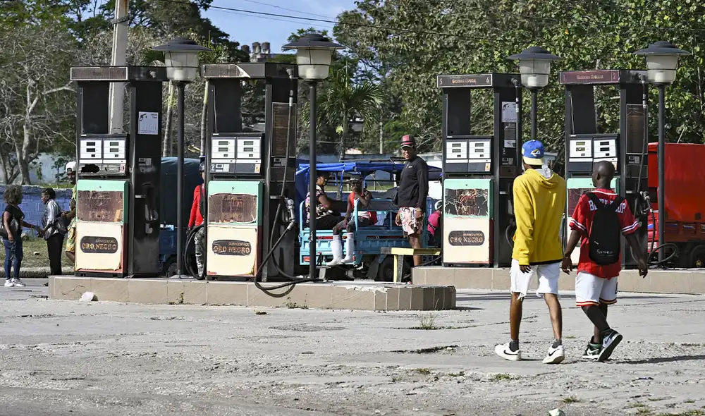 Un petrolero ruso con más de 700.000 barriles de crudo llegó a Cuba con la autorización de EE. UU., en medio de una crisis energética agravada por sanciones y falta de suministros. Foto: AFP