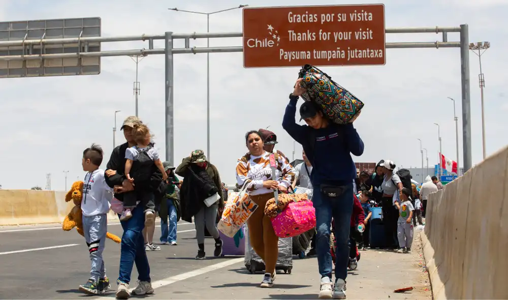 Migrantes caminan cerca del cruce fronterizo de Arica con Perú. Foto: AFP Migrantes caminan cerca del cruce fronterizo de Arica con Perú. Foto: AFP