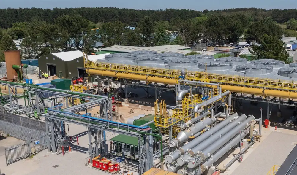 La planta geotérmica profunda utiliza tecnología avanzada para aprovechar el calor del subsuelo. La planta geotérmica profunda utiliza tecnología avanzada para aprovechar el calor del subsuelo.