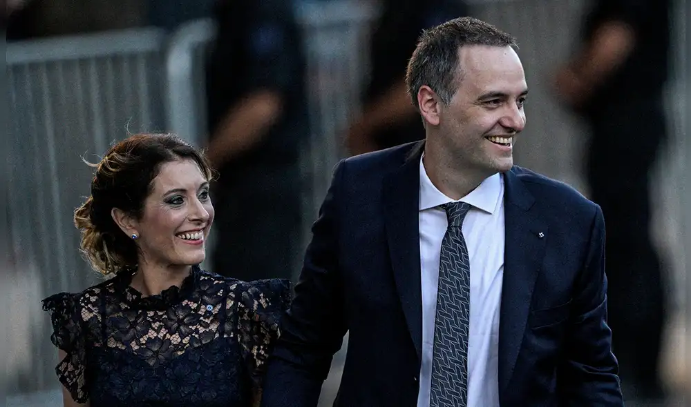 Dos viviendas adquiridas por Adorni y su esposa ponen al funcionario en la cuerda de la supuesta malversación. Foto: AFP.