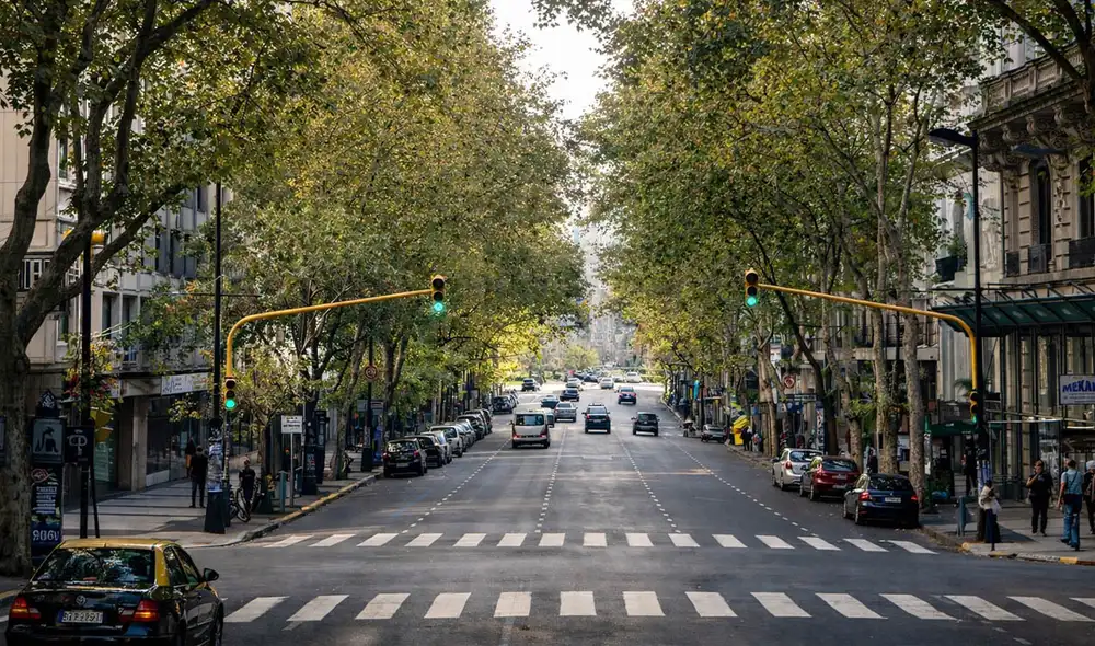 La Avenida de Mayo en Buenos Aires es reconocida en el ranking de The Telegraph como la mejor calle de Sudamérica, ocupando el sexto lugar entre las más impresionantes del mundo. Foto: Gobierno de Buenos Aires