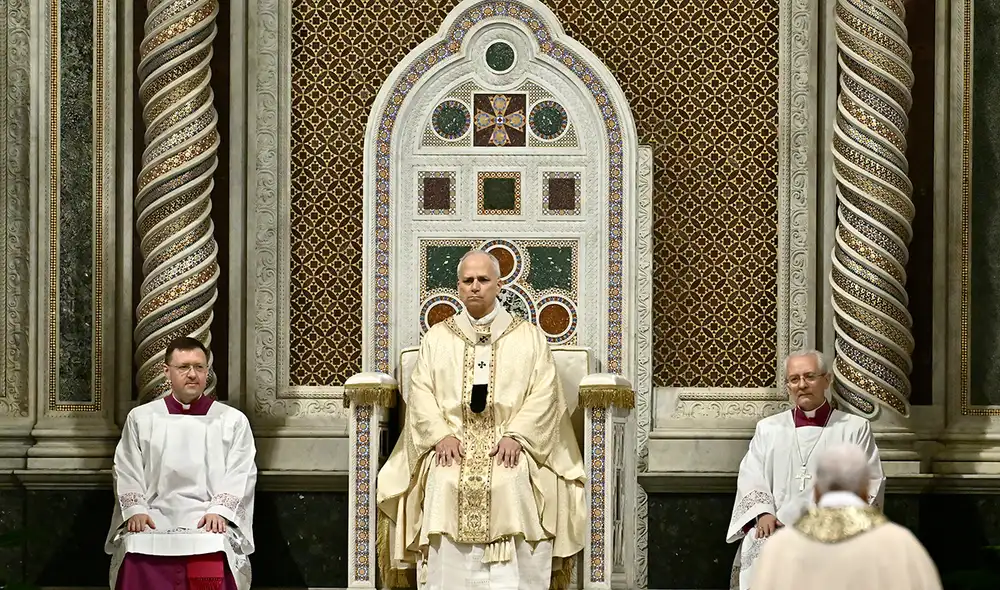 Durante la ceremonia eclesiástica, el alto representante añadió bálsamo al santo crisma. Foto: AFP.
