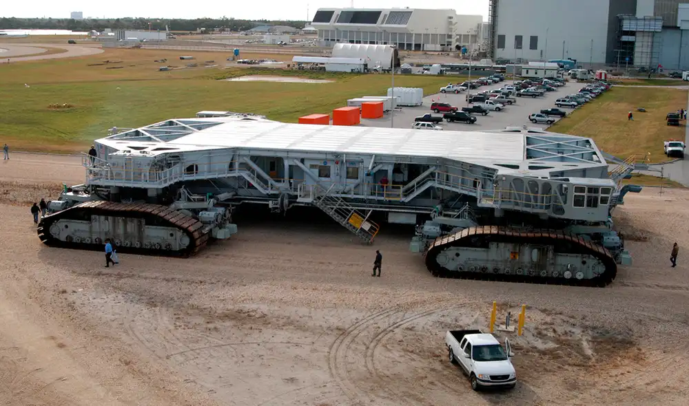 El Crawler Transporter de la NASA es un vehículo de orugas utilizado en misiones espaciales. Foto: NASA