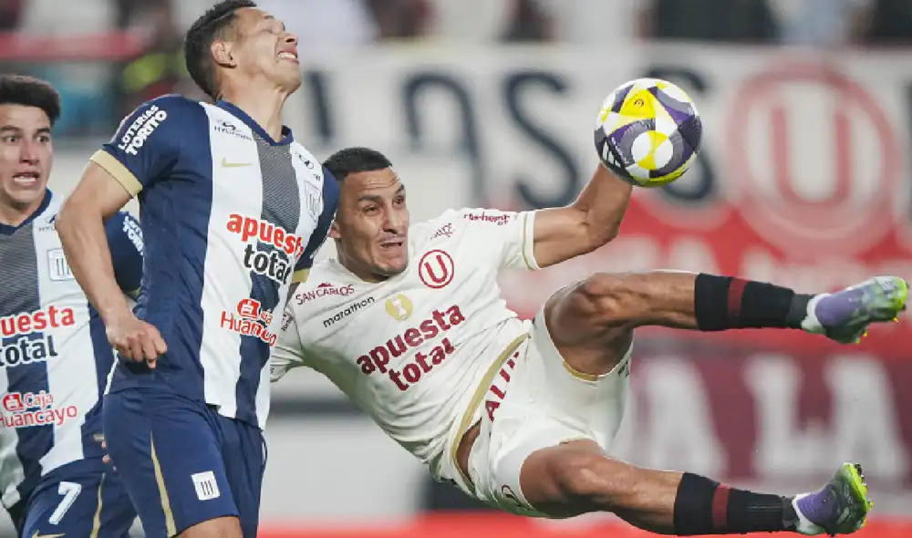 Alex Valera lucha por el balón con Renzo Garcés.