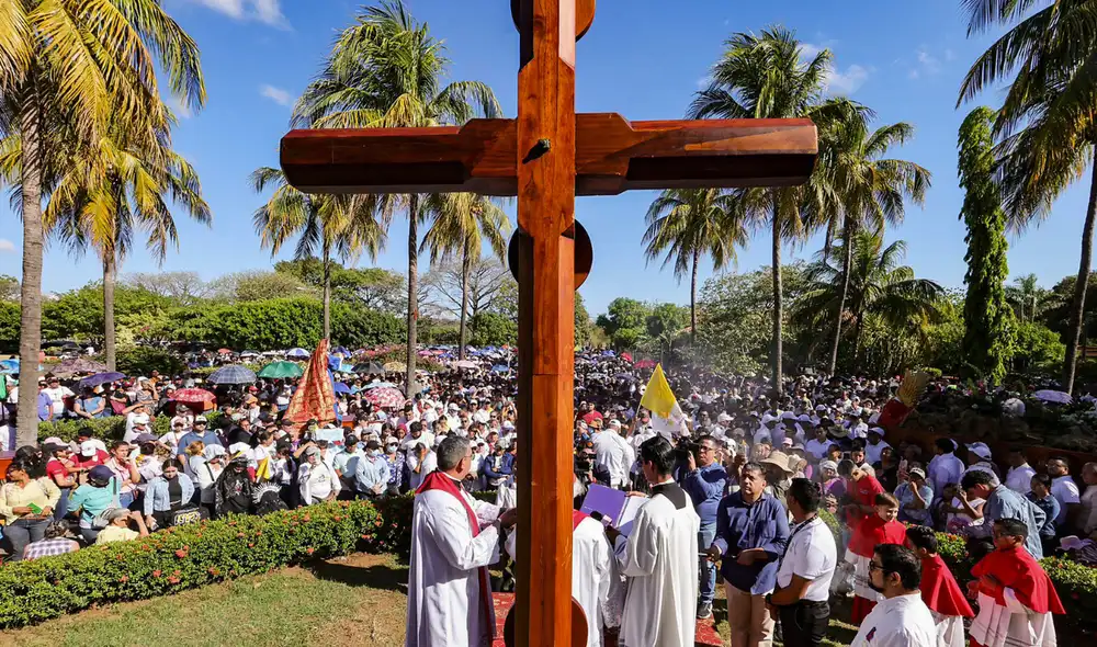 Fieles católicos participando en el Vía Crucis, presidido por el Arzobispo Metropolitano Leopoldo José Brenes, en los jardines de la Catedral de Managua. Fieles católicos participando en el Vía Crucis, presidido por el Arzobispo Metropolitano Leopoldo José Brenes, en los jardines de la Catedral de Managua.