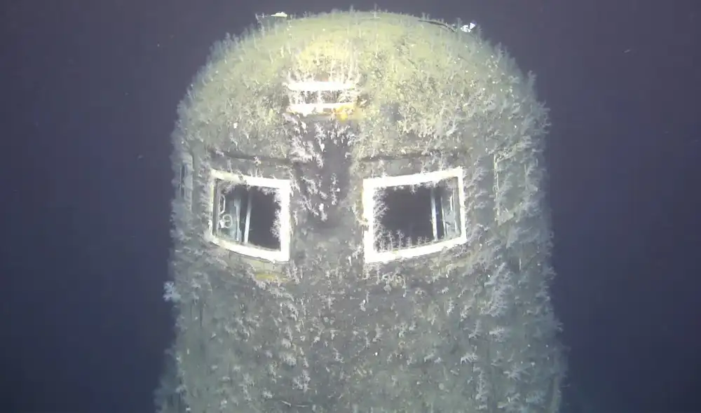 Vista detallada de la torreta del submarino, descansando en el lecho marino del Mar de Noruega.