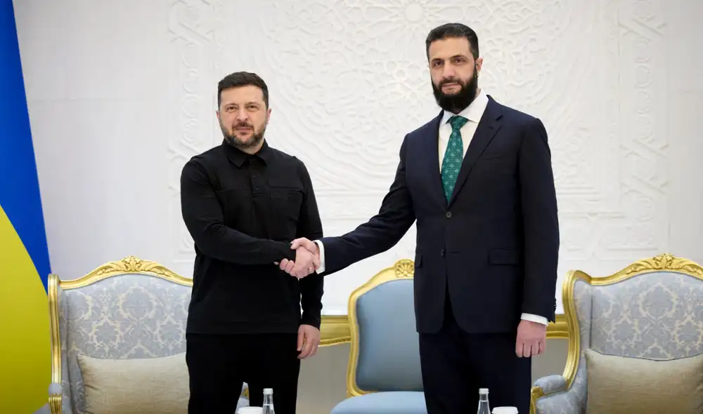 Volodímir Zelenski junto al presidente de Siria, Ahmed al-Sharaa, durante encuentro en Damasco. Foto: AFP