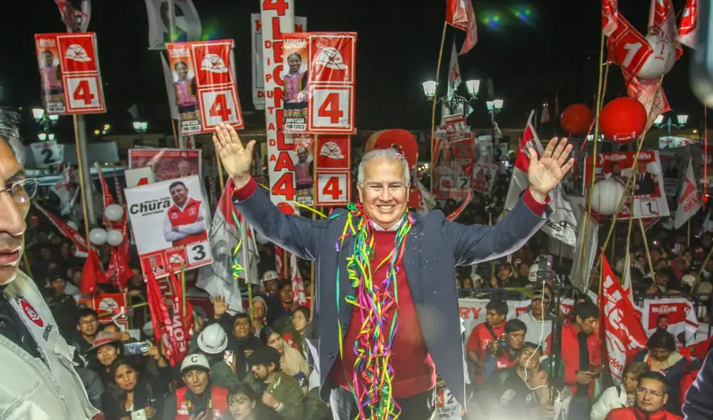 López Chau  estuvo en Cusco con un mitin en la Plaza Santiago y ayer viajó a Ayavirí (Puno) en caravana. Foto: Ahora Nación/Facebook