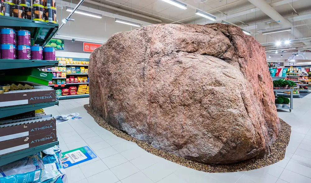 La roca glacial de 10.000 años se encuentra dentro del supermercado Selver en Estonia. Foto: Nordecon