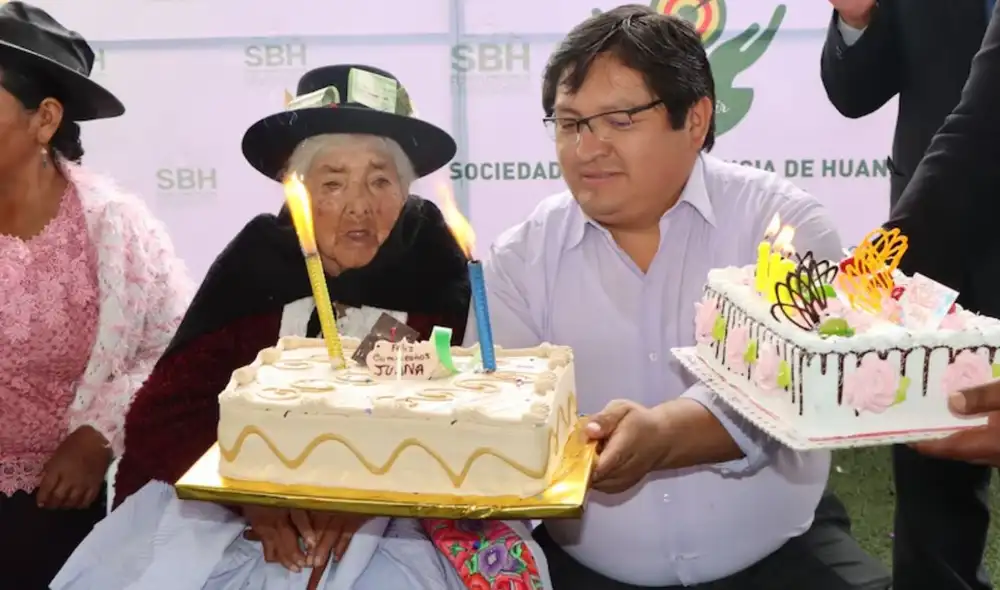 Una mujer de 116 años en Junín, Juanita, se ha convertido en un símbolo de longevidad en Perú, celebrando su cumpleaños rodeada de familia y comunidad. Su historia destaca la importancia del entorno familiar en su vida.