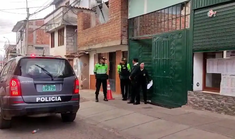 Un suboficial de la Policía Nacional del Perú falleció tras caer del quinto piso de la comisaría de Cusco. La víctima, identificada como Jaersinho Chirinos, tenía 26 años. Un suboficial de la Policía Nacional del Perú falleció tras caer del quinto piso de la comisaría de Cusco. La víctima, identificada como Jaersinho Chirinos, tenía 26 años.