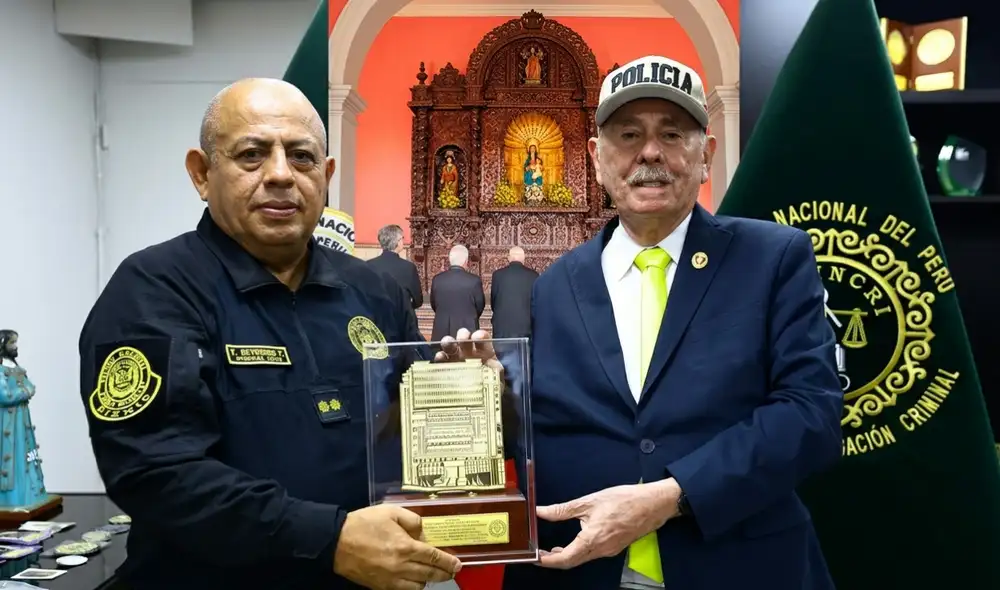 Mientras Rospigliosi recibe una placa, la prelatura pide votar por un candidato provida. Foto: Composición/LR