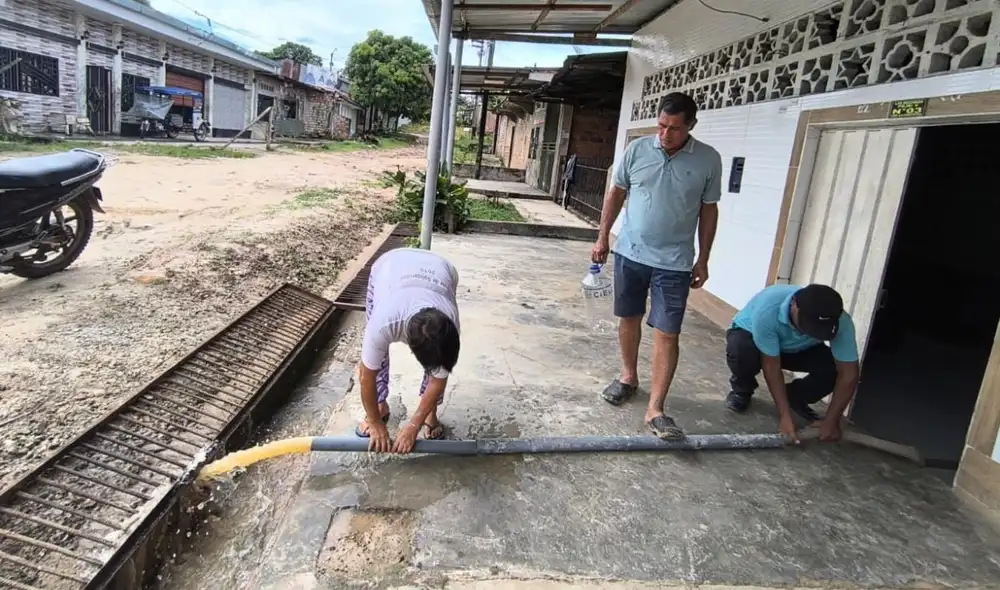 Comunidad de San Juan Bautista sumergida en aguas servidas por clausura de canal de drenaje