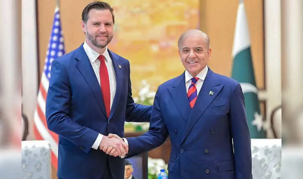 JD Vance con el primer ministro pakistaní, Shehbaz Sharif, durante su encuentro previo a las conversaciones de paz entre Estados Unidos e Irán en Islamabad.
