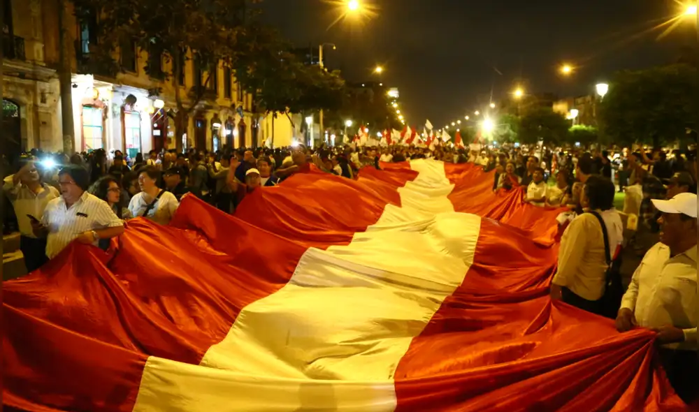bandera peruana en protesta bandera peruana en protesta