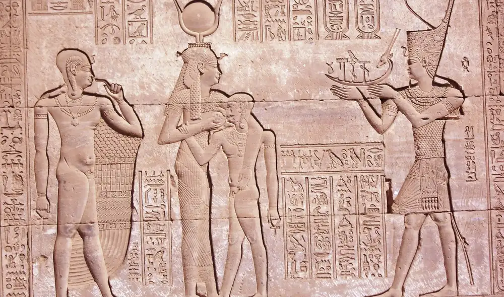 Relieve que representa a Trajano (derecha) con vestimenta faraónica, sacrificando bienes a la diosa Hathor. Foto: Wikimedia