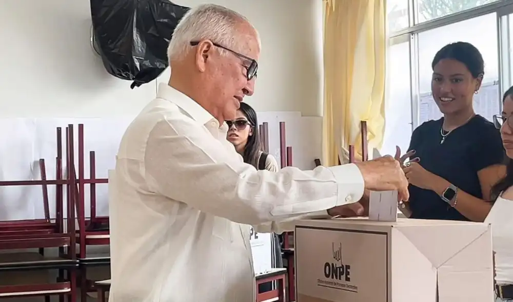 Alfonso López Chau votó en Miraflores | Foto: Andina.