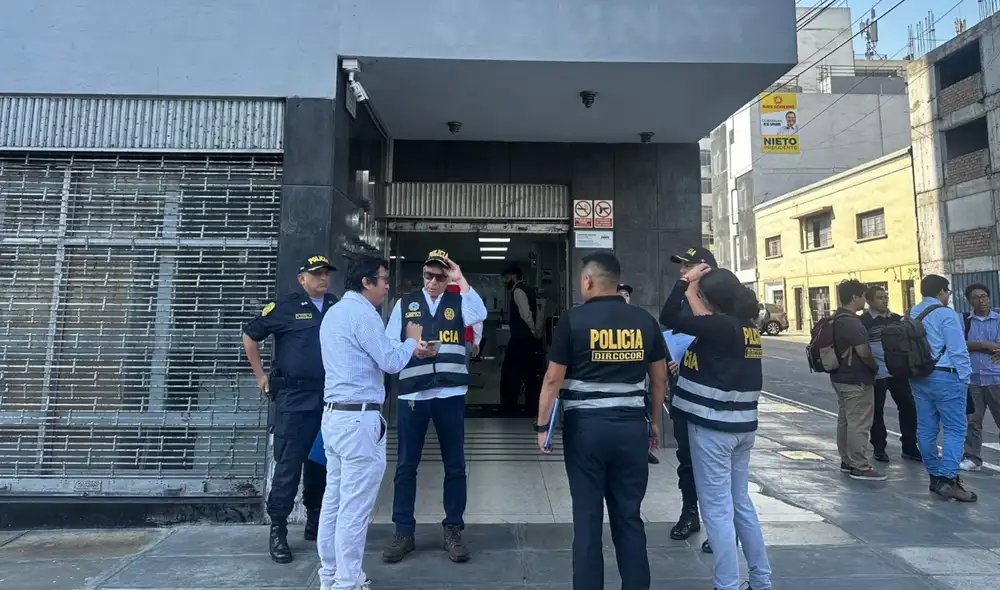 Dirección contra la Corrupción de la PNP llega a la sede central de la ONPE | Foto: La República.