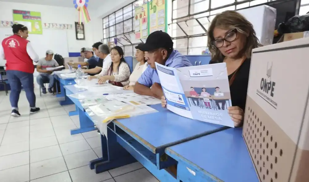 Desde temprano se reportaron retrasos en la instalación de mesas de votación en Lima Sur debido a la falta de material electoral | Foto: Andina