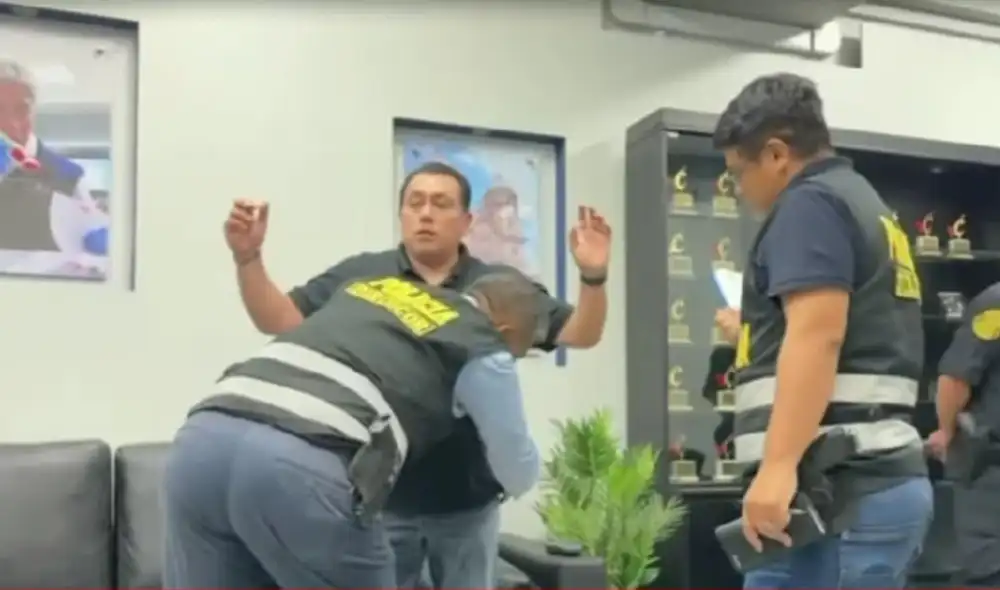 Funcionario de la Onpe es detenido por la PNP. Foto: Captura