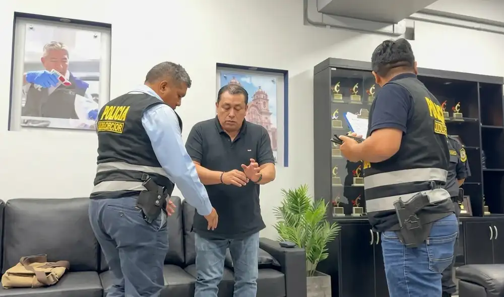 Funcionario de la Onpe es detenido por la PNP. Foto: Captura Funcionario de la Onpe es detenido por la PNP. Foto: Captura