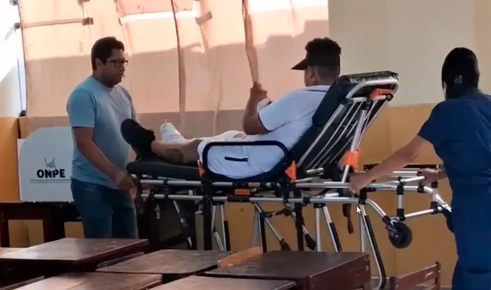 Un ciudadano en Pisco fue llevado en camilla a votar tras sufrir un accidente de tránsito y tener su operación programada. La ONPE denegó su solicitud de exoneración por su estado de salud.