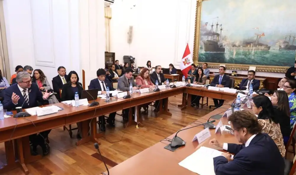 Comisión de Fiscalización citó a Piero Corvetto y Roberto Burneo para aclarar irregularidades durante la jornada electoral.