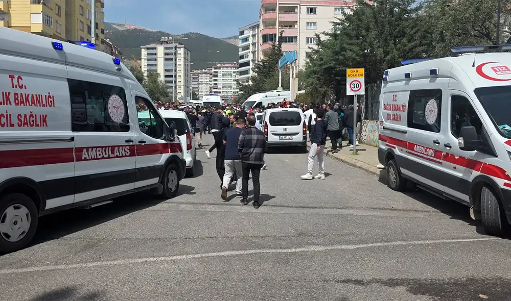 Ambulancias de paramédicos estacionadas junto a una escuela en Kahramanmaraş donde ocurrió un tiroteo.