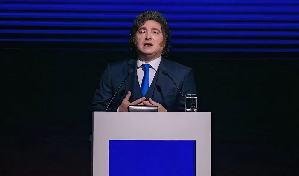 Milei fundamentó la suba en “dos shock de características descomuncales” que hicieron tambalear al plan económico. Foto: AmCham Summit. Milei fundamentó la suba en “dos shock de características descomuncales” que hicieron tambalear al plan económico. Foto: AmCham Summit.