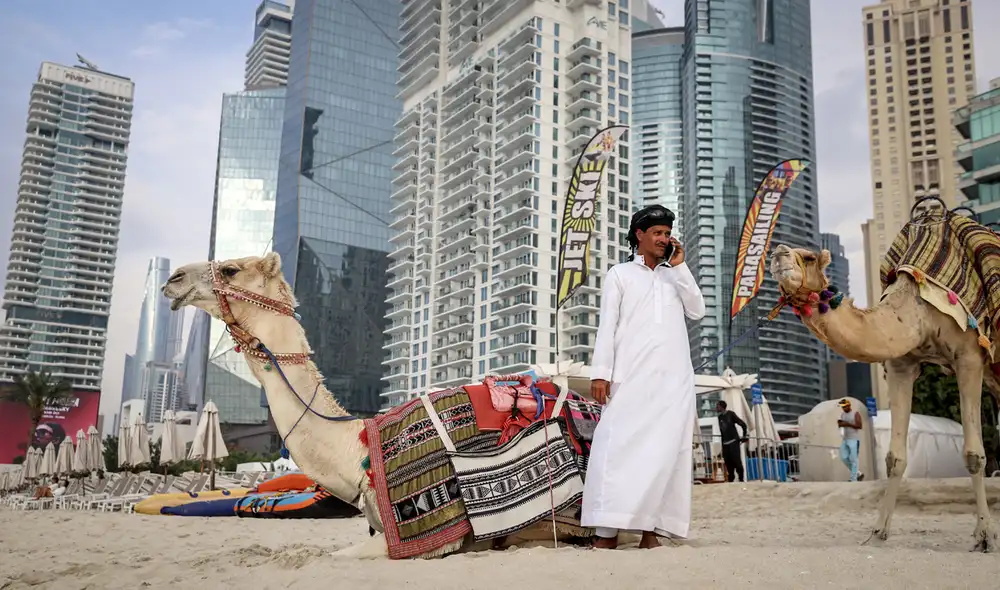 En Dubái, un complejo de alta seguridad se dedica a la clonación de camellos de élite, combinando biotecnología avanzada con tradiciones de la región.