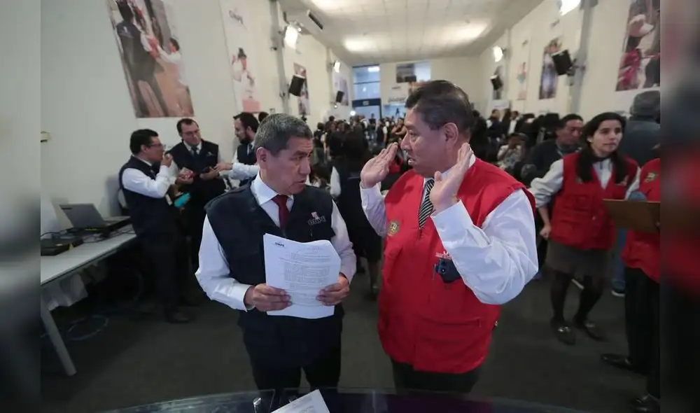 El subgerente de ONPE Juan Phang Sánchez con funcionario del JNE durante la presentación de la cédula de votación