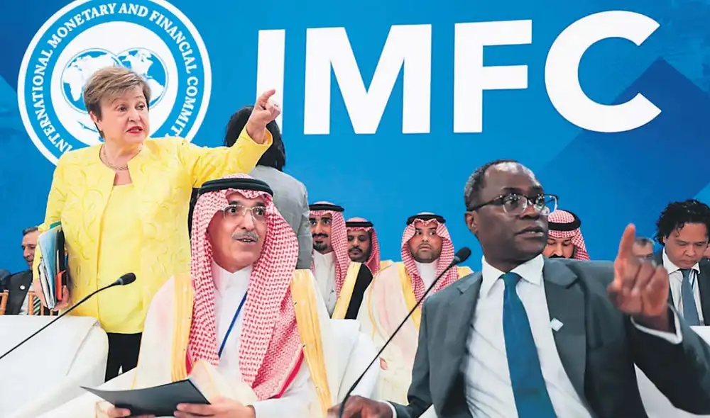 ENCUENTROS. La directora gerente del FMI, Kristalina Georgieva; el ministro de Finanzas de Arabia Saudita, Mohammed Al-Jadaan; y el secretario del FMI, Ceda Ogada. Reunión en Washington. Foto: Agencia.