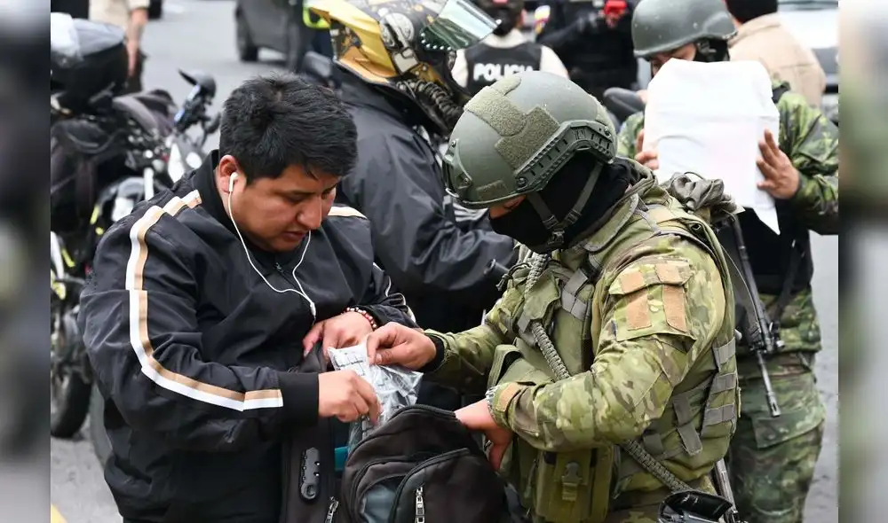 La Policía de Ecuador y las Fuerzas Armadas intensifican operativos en provincias críticas, con poderes ampliados para realizar allanamientos e incautaciones. Foto: AFP