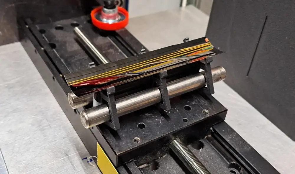 Un espejo para microscopio de neutrones tiene un grosor de apenas unos pocos nanómetros y su fabricación es sumamente compleja.