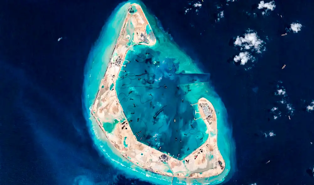 La isla artificial de China busca alterar el equilibrio estratégico mientras la atención global permanece distraída por crisis externas como la de Irán.