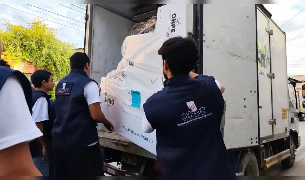 Trabajadores de la ONPE cargan material electoral durante el despliegue logístico del 12 de abril. El proceso registró retrasos y fallas. | Créditos: ONPE