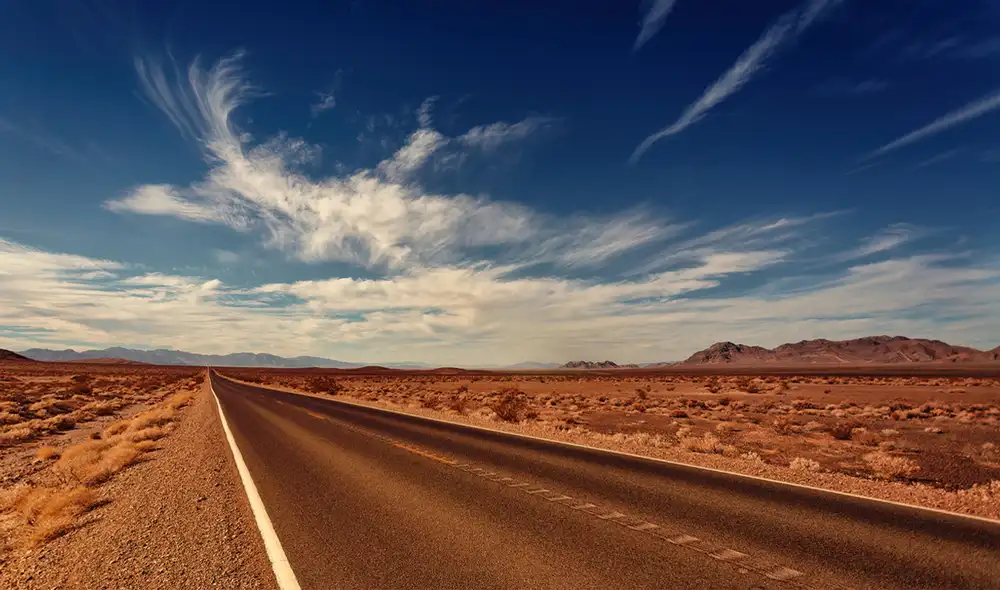 Este tramo de 240 kilómetros es reconocido como la carretera recta más larga del mundo y exige gran concentración a los conductores.